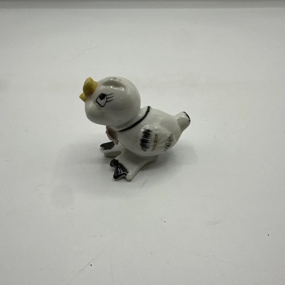 Vintage Hand Painted Ceramic Baby Bird w/ Bow & Gold Purse Anthropomorphic 2.5